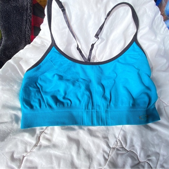 6 for$20♥️Active Top Aqua/teal color. Looks like a size medium - Picture 4 of 4